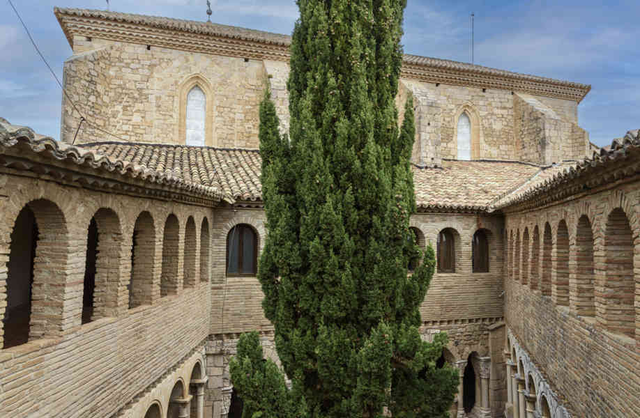 Huesca - Alquézar 28 - castillo y colegiata de Santa María la Mayor de Alquézar.jpg